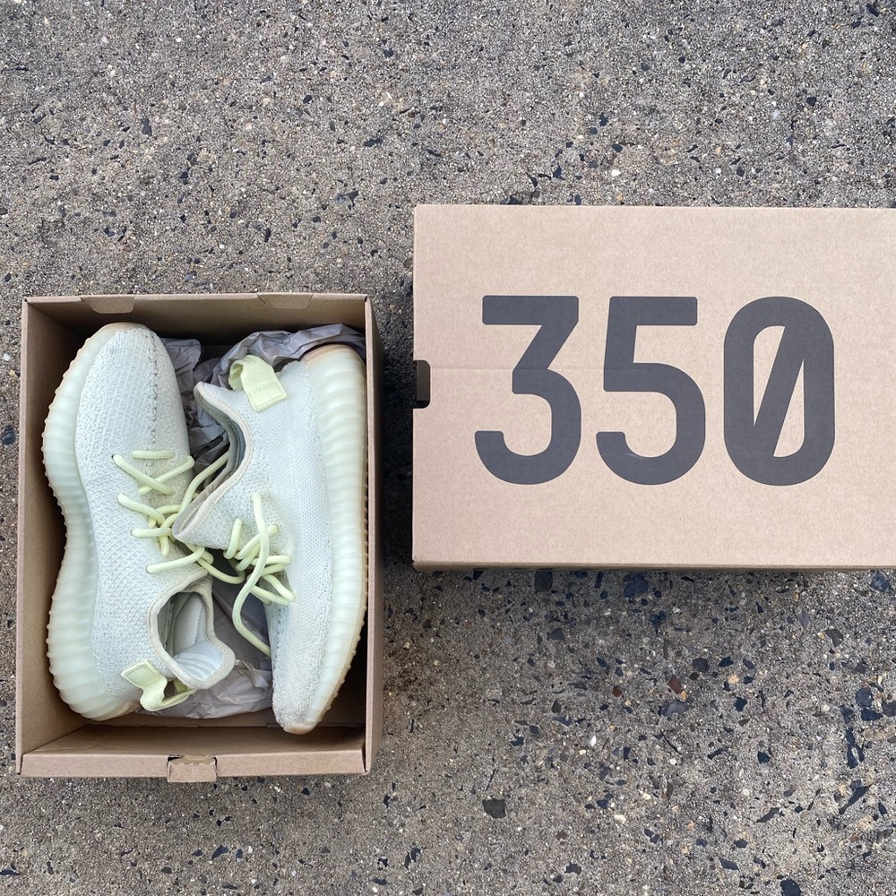 Yeezy boost, men’s 5, women’s 6.5. Comes with box